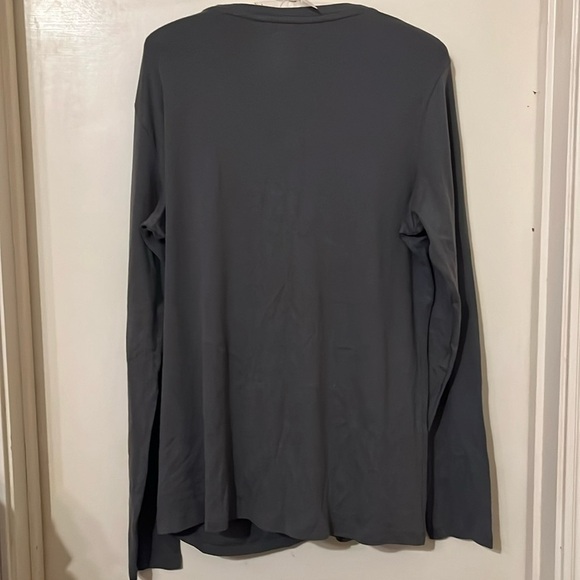 NWT ladies essential V-Neck Lon Sleeve Tee color: green midnight - Picture 5 of 5